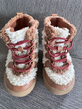 Banana Republic
SHERPA BOOT Cozy Sherpa Lace-Up Ankle Boots in Cream & Brown